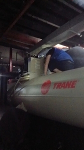 特灵三级离心冷水机组维保